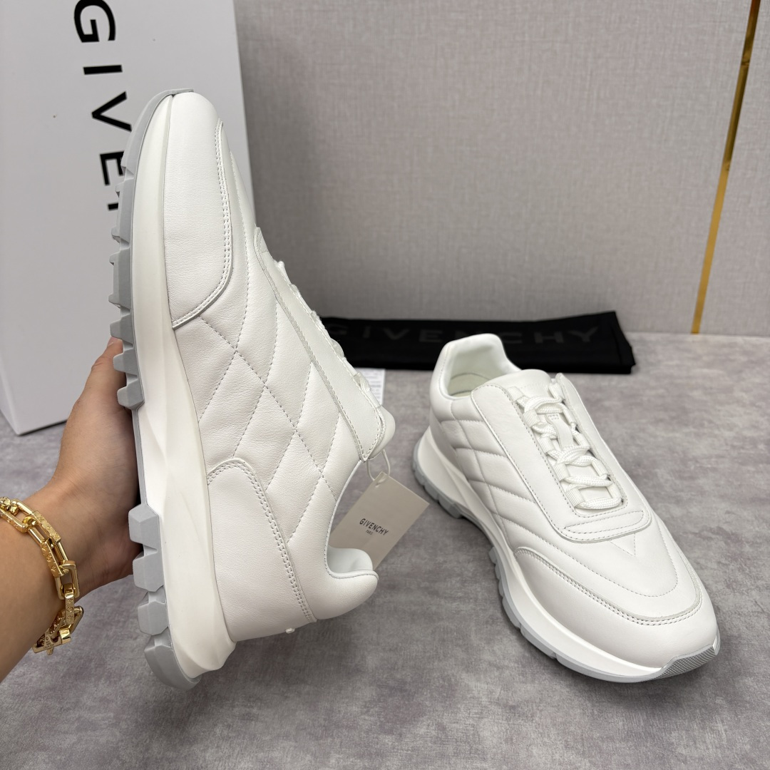 💋💍GVX 新品 Givench* 纪梵～希 Trainers 绗缝运动鞋 复古奢潮的多维演绎 。鞋面精