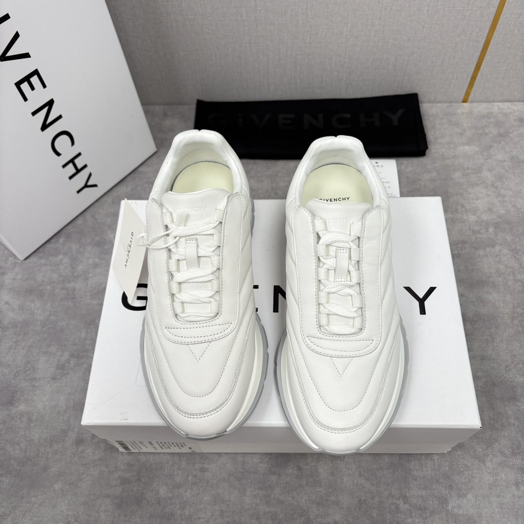 💋💍GVX 新品 Givench* 纪梵～希 Trainers 绗缝运动鞋 复古奢潮的多维演绎 。鞋面精