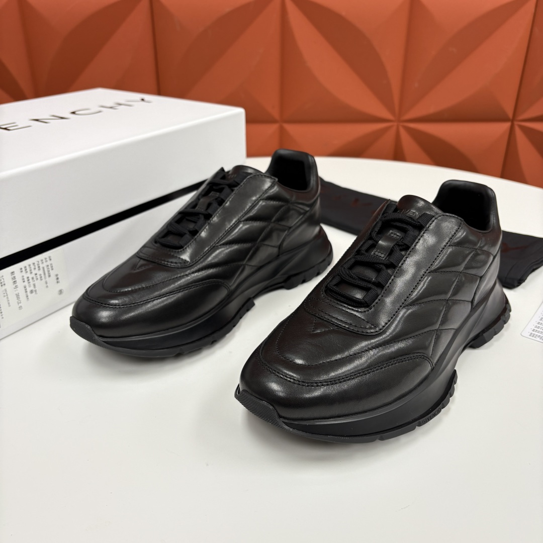 💋💍GVX 新品 Givench* 纪梵～希 Trainers 绗缝运动鞋 复古奢潮的多维演绎 。鞋面精