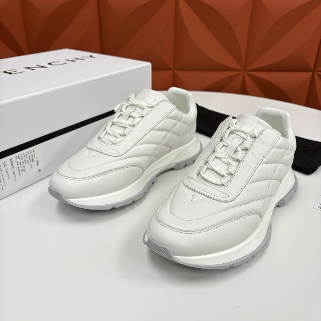 💋💍GVX 新品 Givench* 纪梵～希 Trainers 绗缝运动鞋 复古奢潮的多维演绎 。鞋面精