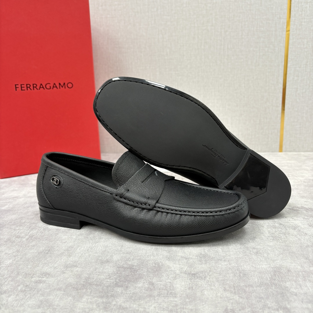 💋💍SF家 菲拉～ 新品GANCINI扣饰男士乐福鞋皮鞋 一脚蹬便鞋 官方 6700 这款牛皮乐福鞋以进