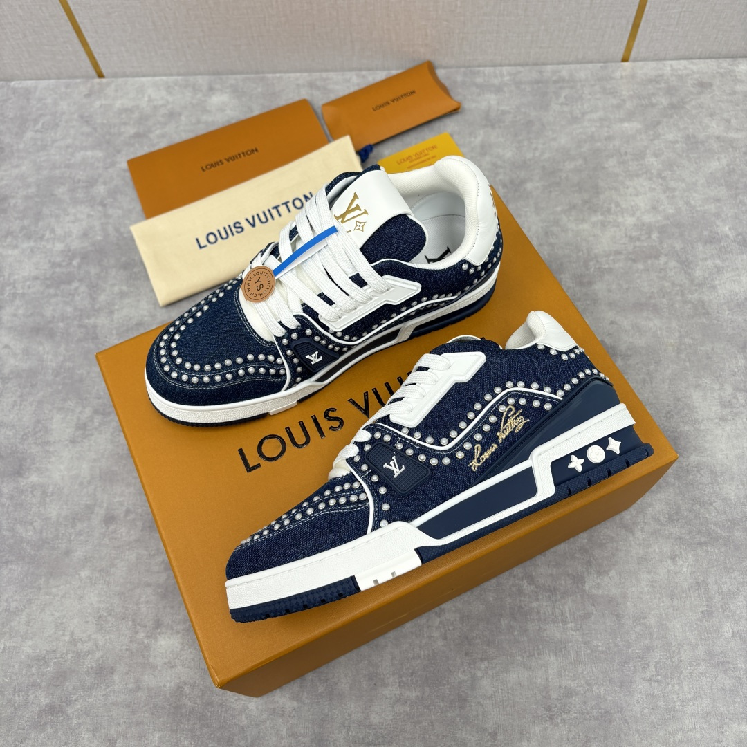 💋💍L家新品 L*V 路易～当季新品上架 TRAINER 系列运动鞋 官方 14,100 复古单宁与奢华