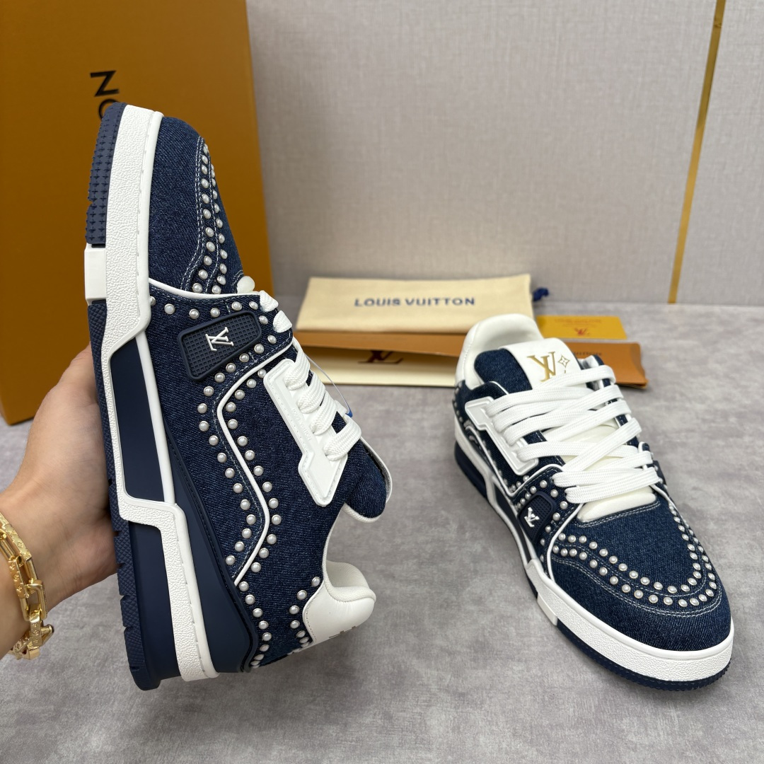 💋💍L家新品 L*V 路易～当季新品上架 TRAINER 系列运动鞋 官方 14,100 复古单宁与奢华