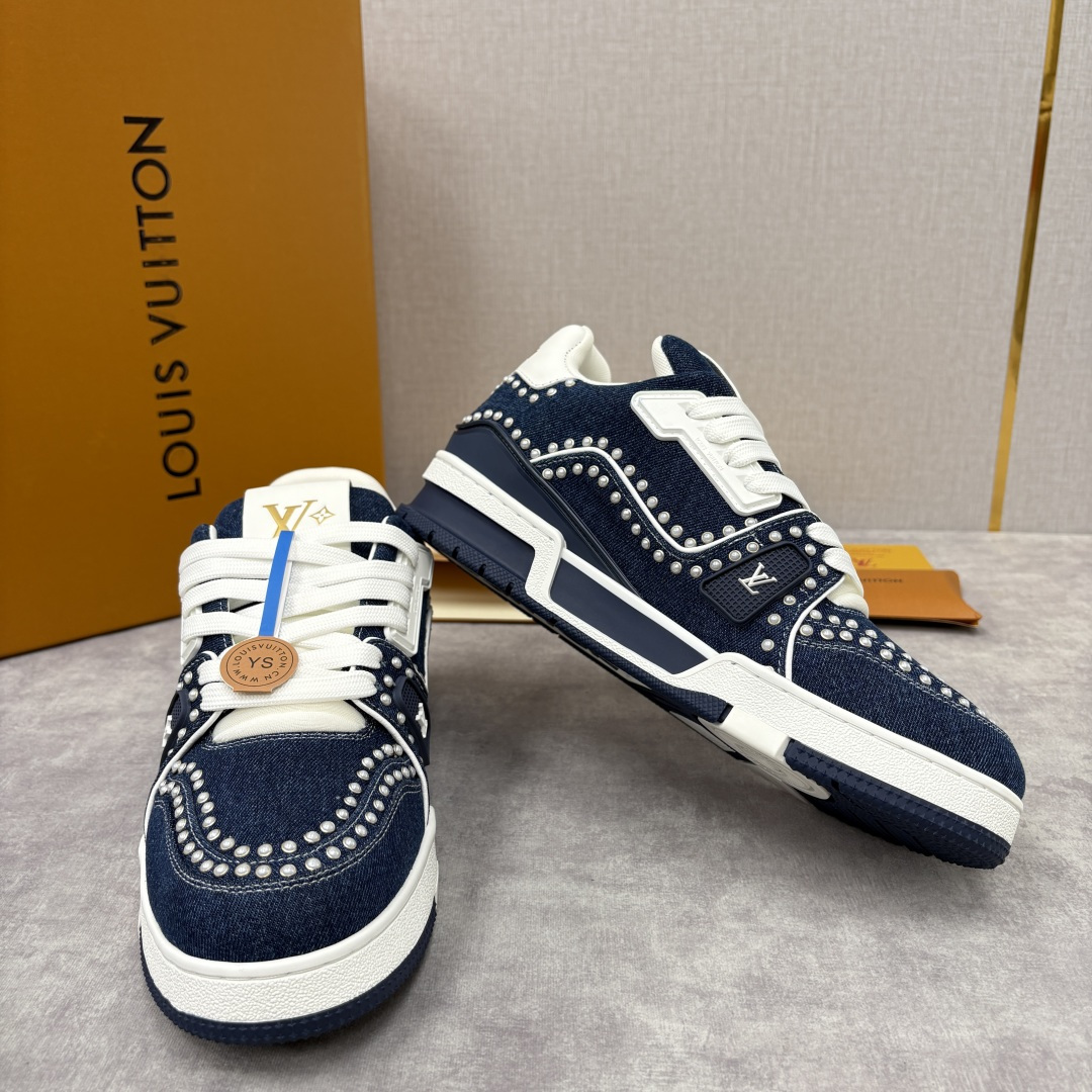 💋💍L家新品 L*V 路易～当季新品上架 TRAINER 系列运动鞋 官方 14,100 复古单宁与奢华