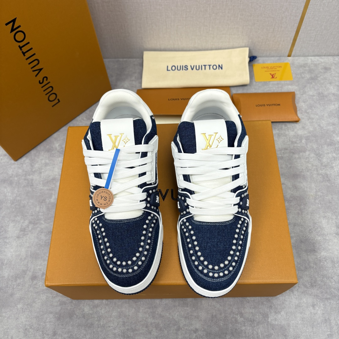 💋💍L家新品 L*V 路易～当季新品上架 TRAINER 系列运动鞋 官方 14,100 复古单宁与奢华