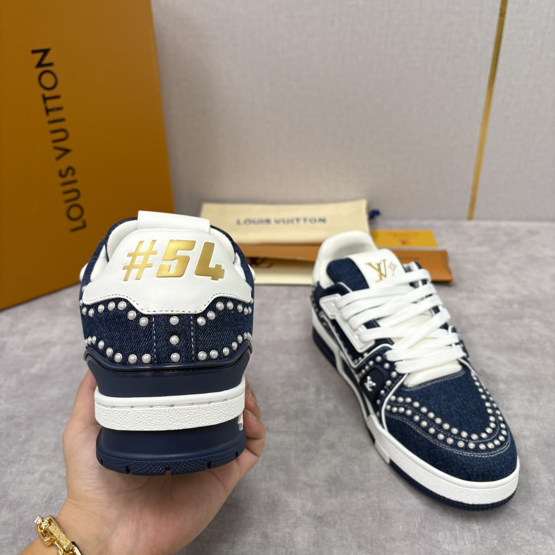 💋💍L家新品 L*V 路易～当季新品上架 TRAINER 系列运动鞋 官方 14,100 复古单宁与奢华