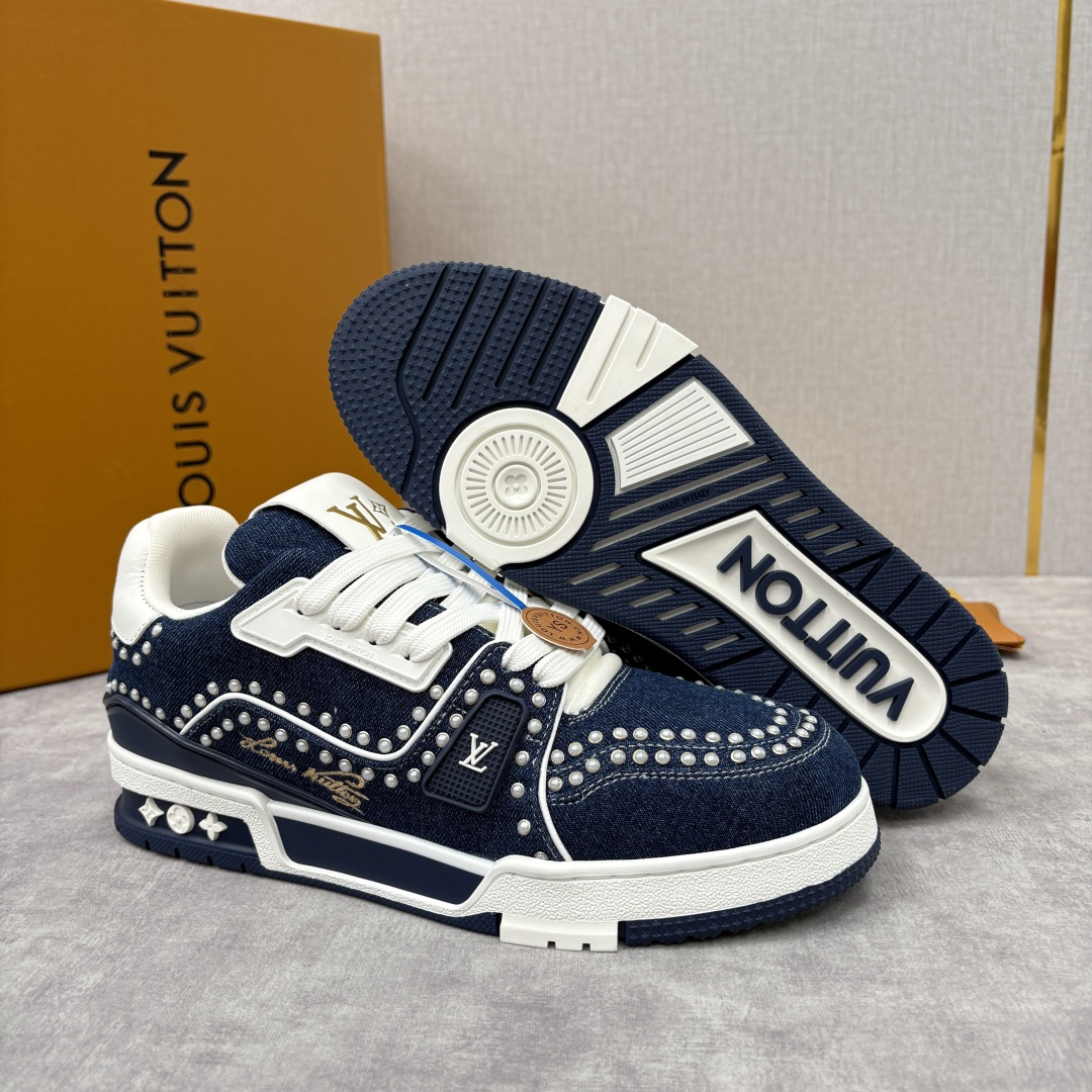 💋💍L家新品 L*V 路易～当季新品上架 TRAINER 系列运动鞋 官方 14,100 复古单宁与奢华