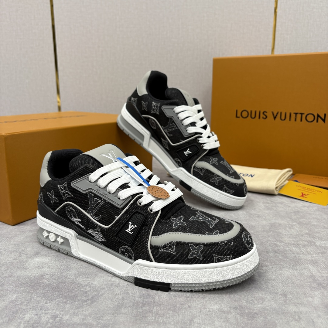 💋💍L家新品 L*V 路易～当季新品上架 TRAINER 系列运动鞋 官方 11,800 牛仔满印运动鞋