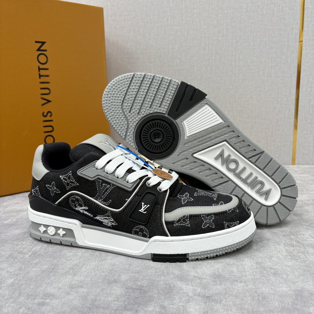 💋💍L家新品 L*V 路易～当季新品上架 TRAINER 系列运动鞋 官方 11,800 牛仔满印运动鞋