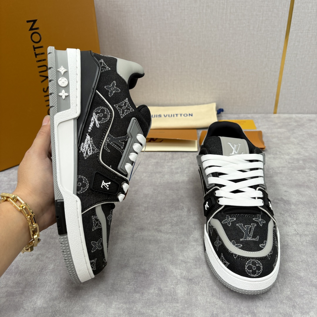 💋💍L家新品 L*V 路易～当季新品上架 TRAINER 系列运动鞋 官方 11,800 牛仔满印运动鞋