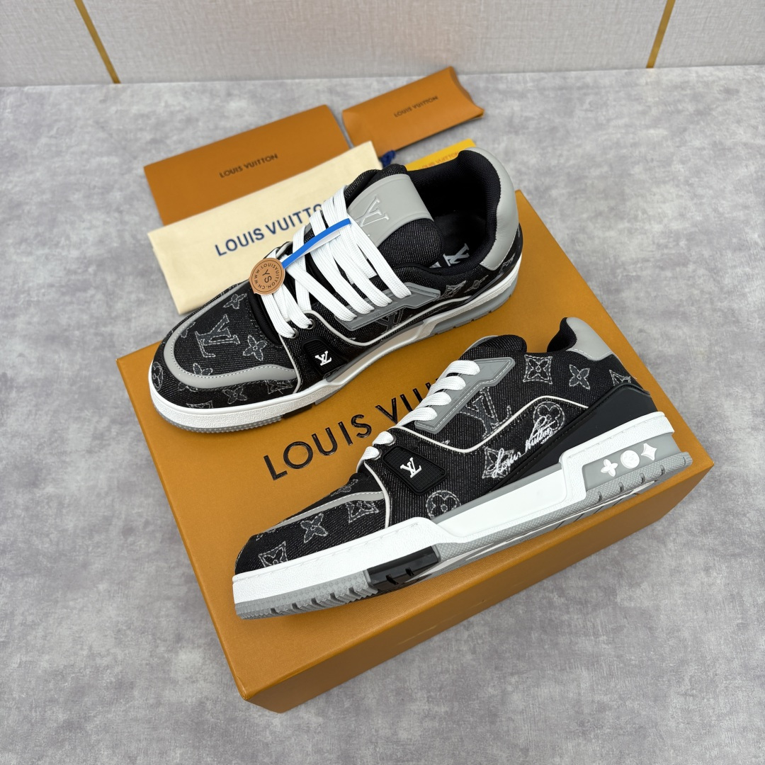 💋💍L家新品 L*V 路易～当季新品上架 TRAINER 系列运动鞋 官方 11,800 牛仔满印运动鞋
