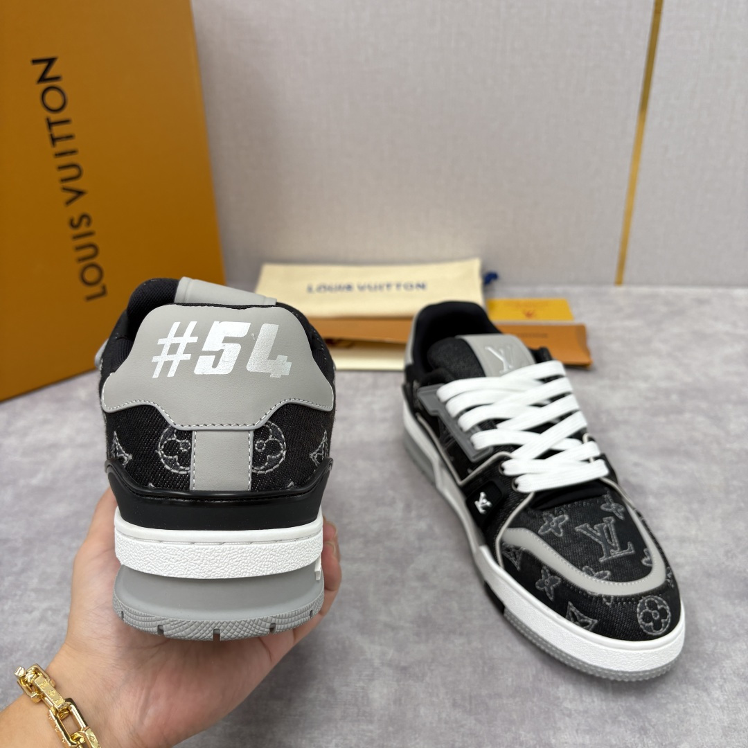 💋💍L家新品 L*V 路易～当季新品上架 TRAINER 系列运动鞋 官方 11,800 牛仔满印运动鞋