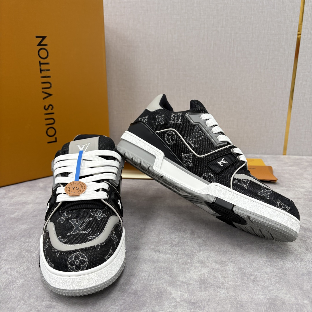 💋💍L家新品 L*V 路易～当季新品上架 TRAINER 系列运动鞋 官方 11,800 牛仔满印运动鞋