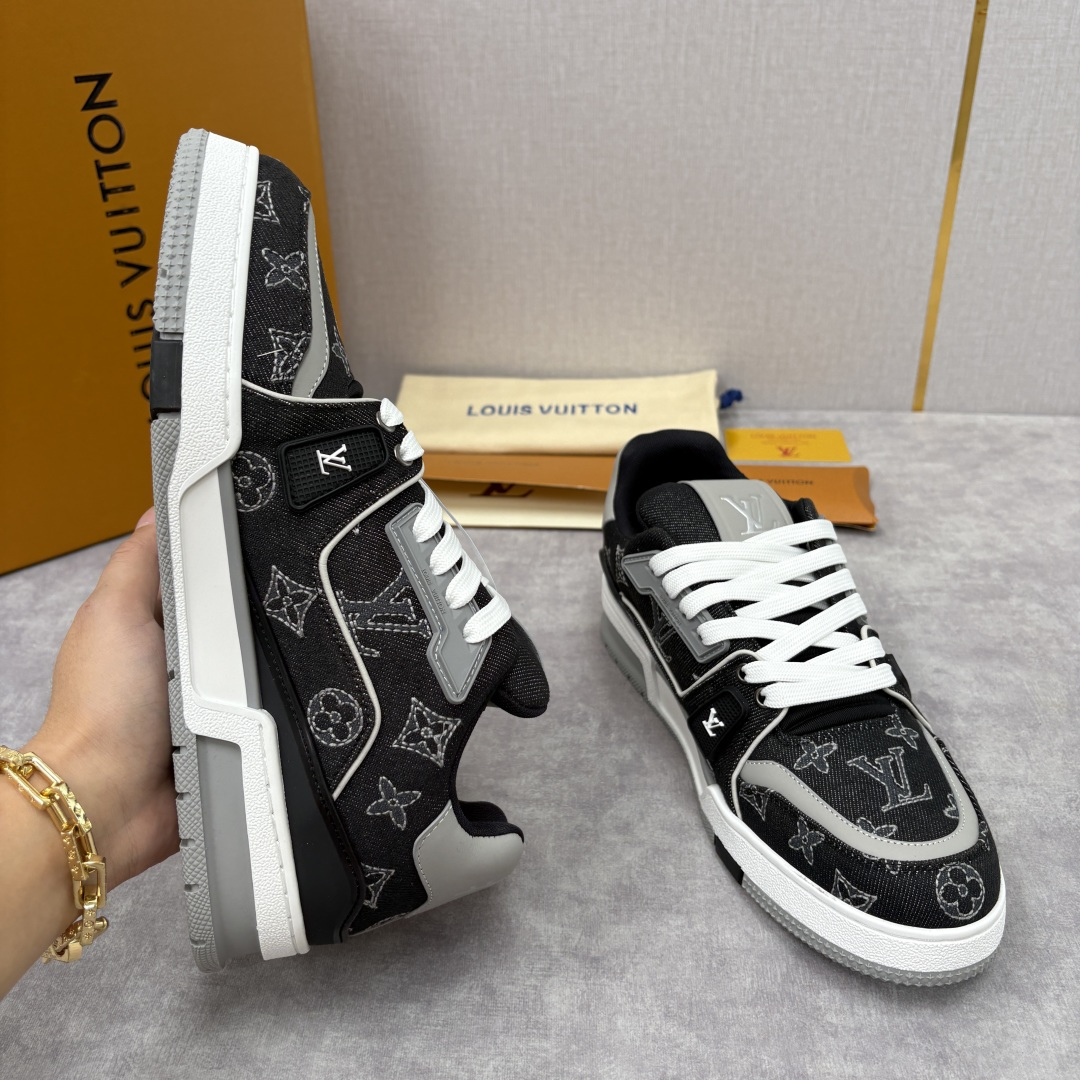 💋💍L家新品 L*V 路易～当季新品上架 TRAINER 系列运动鞋 官方 11,800 牛仔满印运动鞋