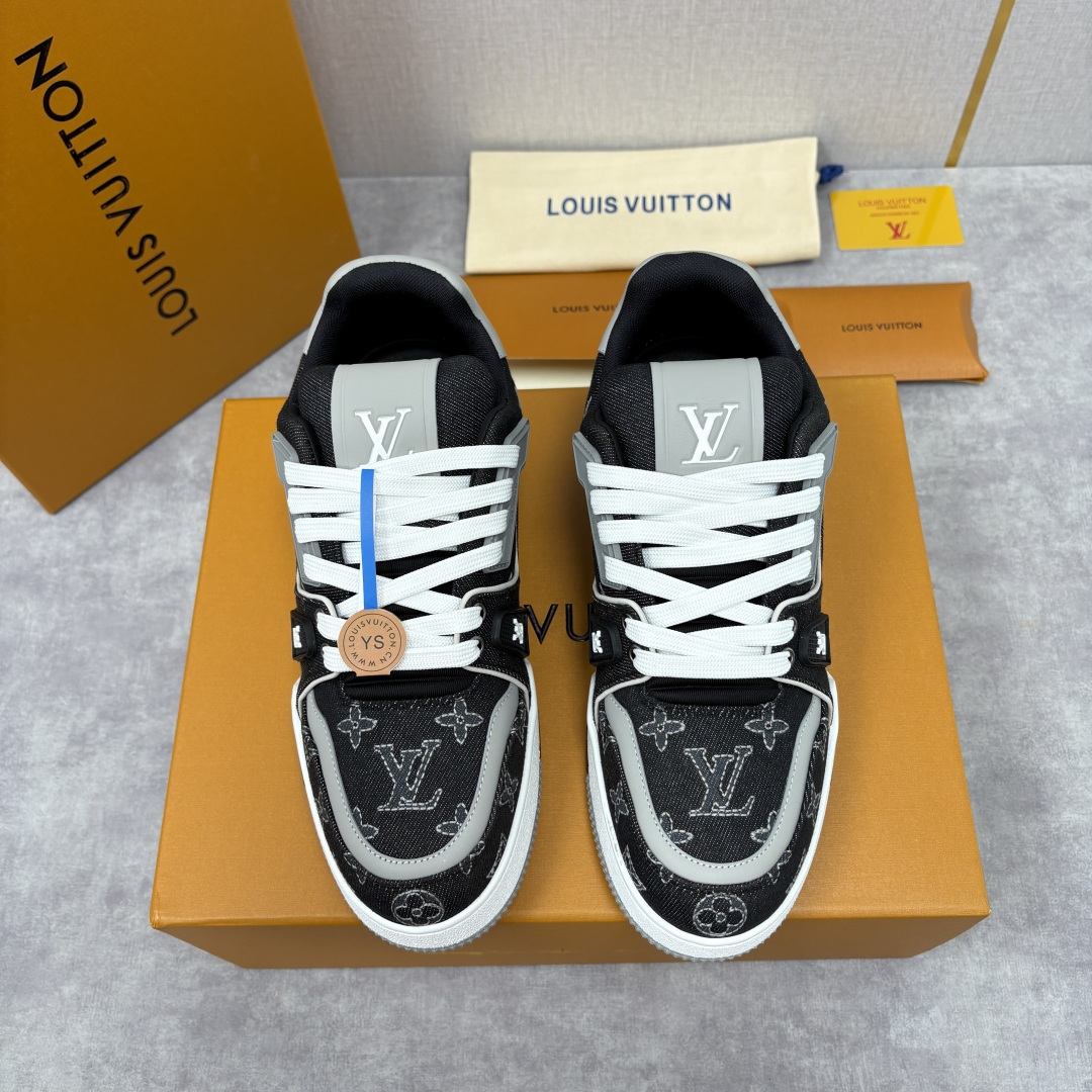 💋💍L家新品 L*V 路易～当季新品上架 TRAINER 系列运动鞋 官方 11,800 牛仔满印运动鞋