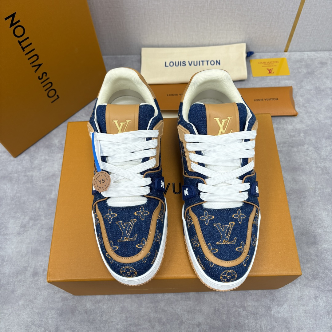 💋💍L家新品 L*V 路易～当季新品上架 TRAINER 系列运动鞋 官方 11,800 牛仔满印运动鞋