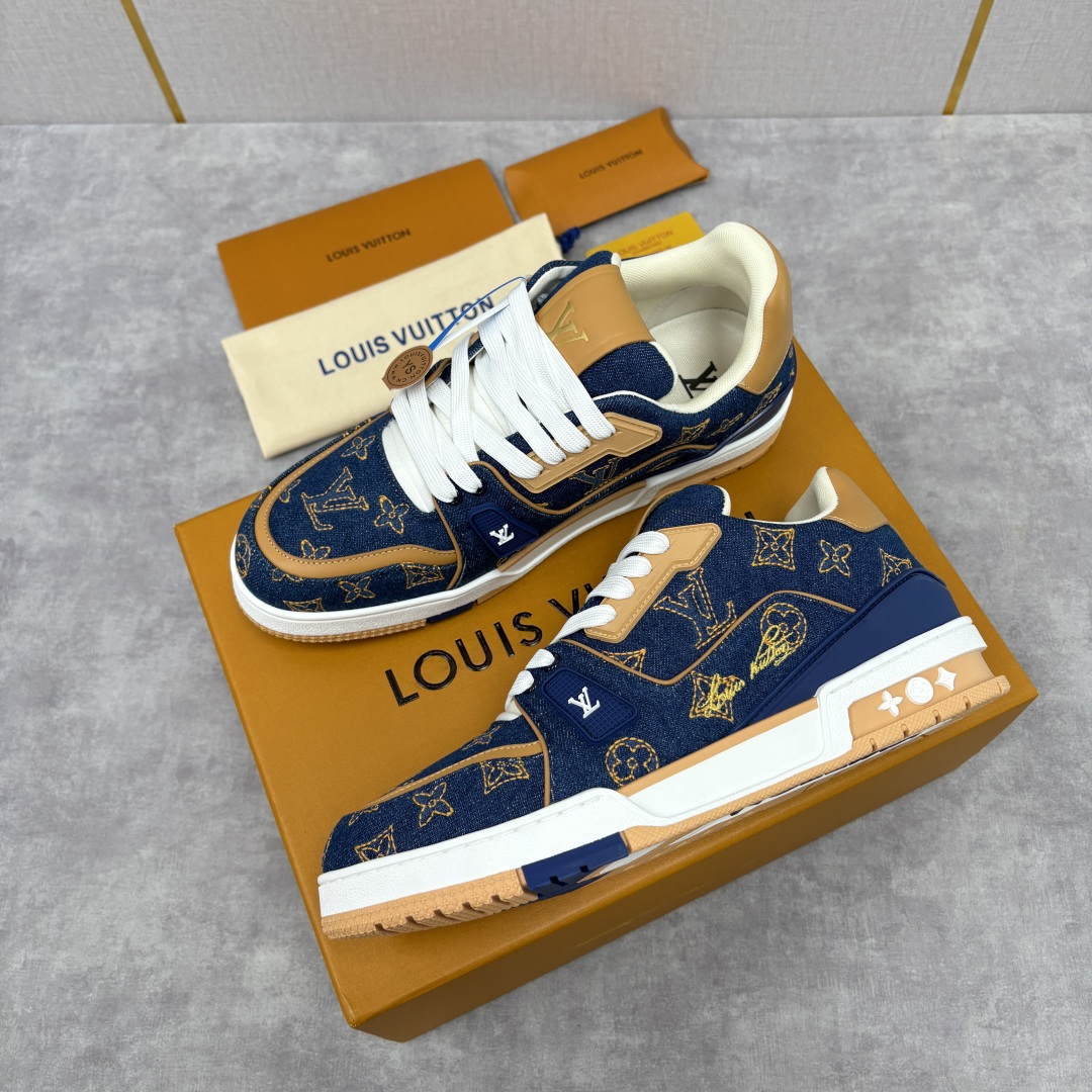 💋💍L家新品 L*V 路易～当季新品上架 TRAINER 系列运动鞋 官方 11,800 牛仔满印运动鞋
