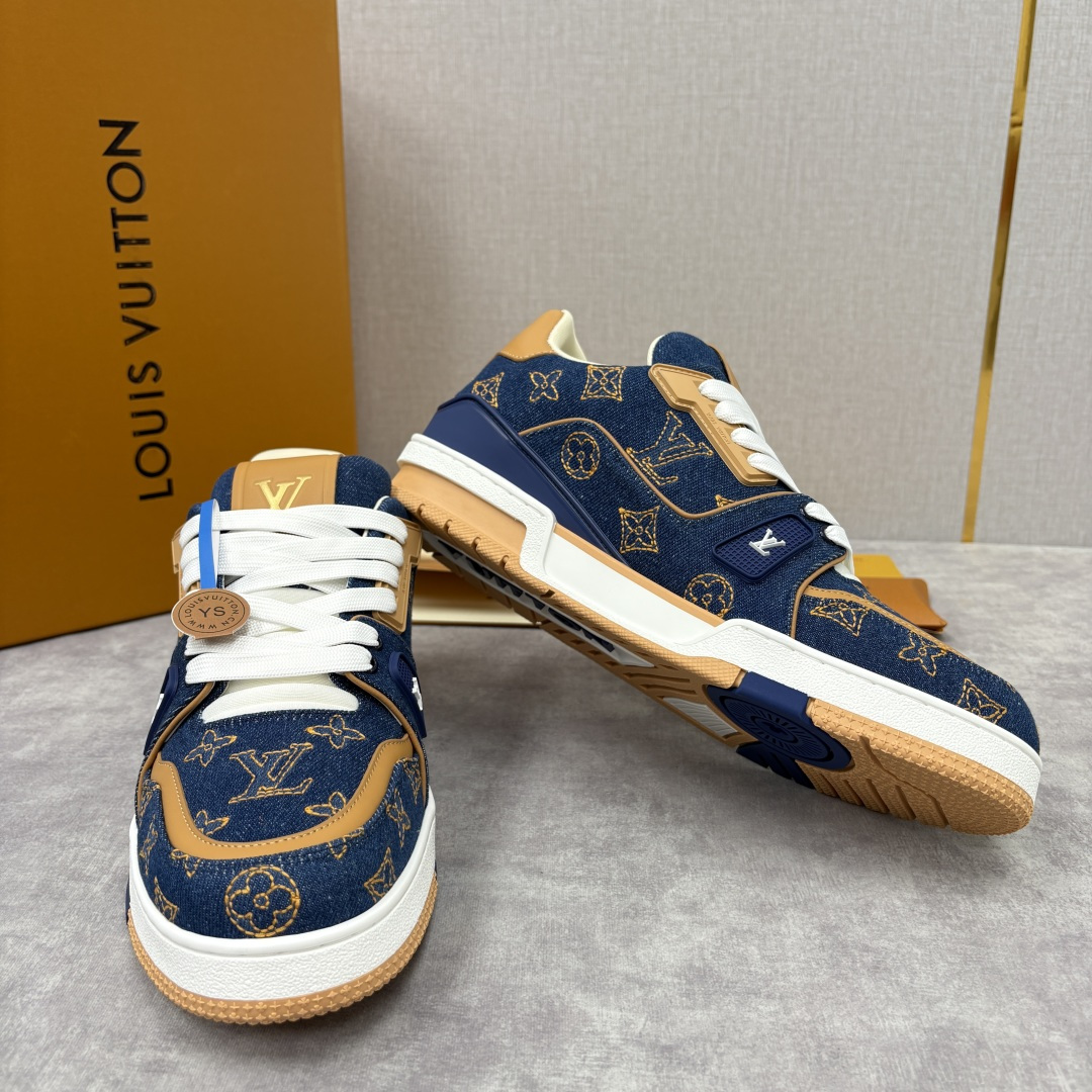 💋💍L家新品 L*V 路易～当季新品上架 TRAINER 系列运动鞋 官方 11,800 牛仔满印运动鞋
