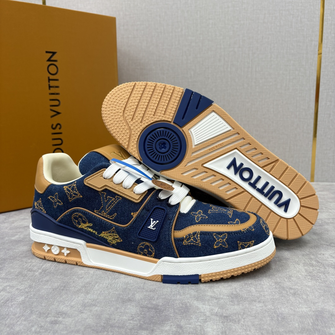 💋💍L家新品 L*V 路易～当季新品上架 TRAINER 系列运动鞋 官方 11,800 牛仔满印运动鞋