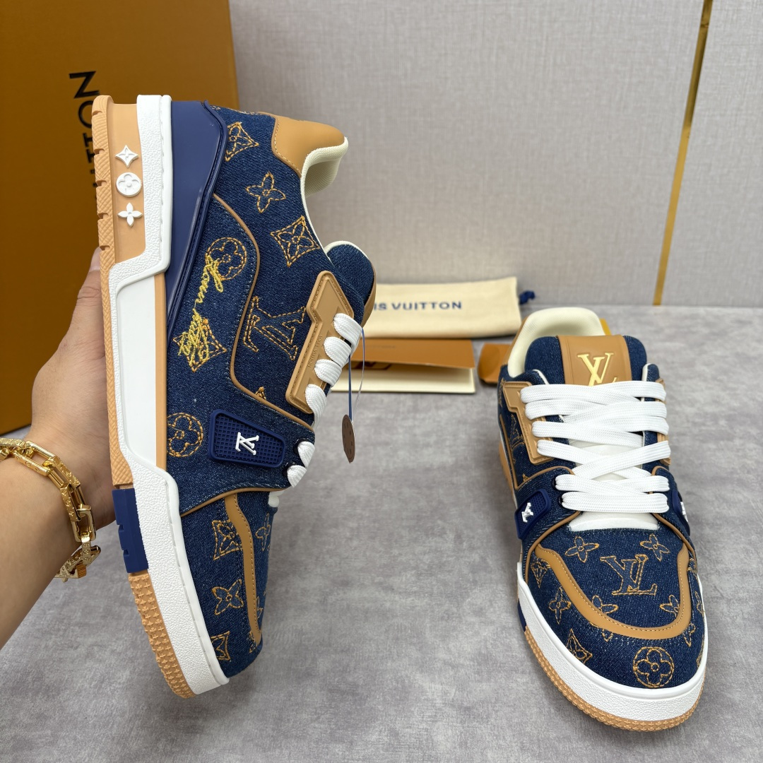 💋💍L家新品 L*V 路易～当季新品上架 TRAINER 系列运动鞋 官方 11,800 牛仔满印运动鞋