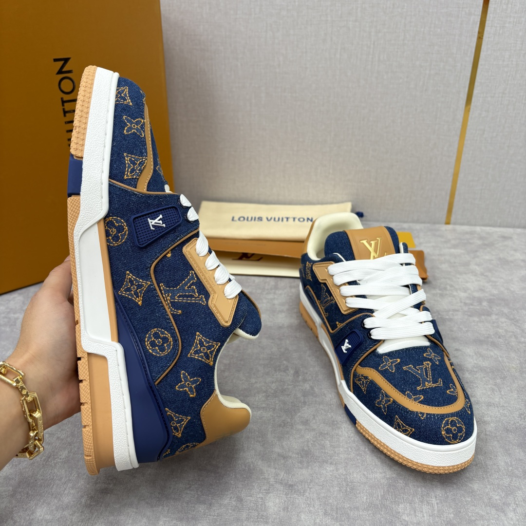 💋💍L家新品 L*V 路易～当季新品上架 TRAINER 系列运动鞋 官方 11,800 牛仔满印运动鞋