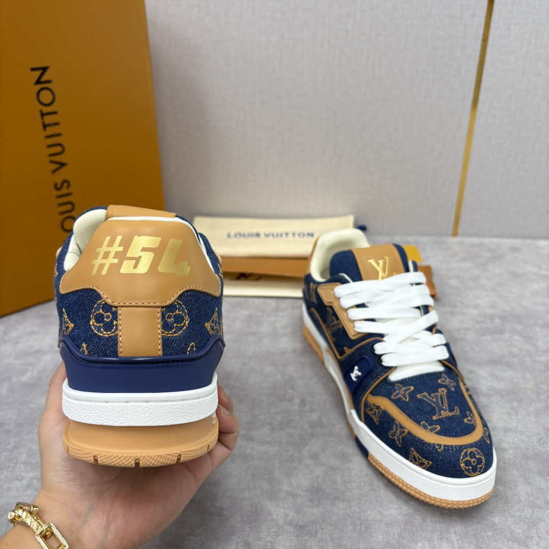 💋💍L家新品 L*V 路易～当季新品上架 TRAINER 系列运动鞋 官方 11,800 牛仔满印运动鞋