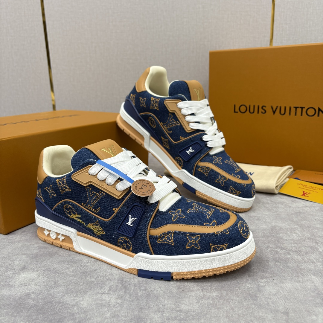 💋💍L家新品 L*V 路易～当季新品上架 TRAINER 系列运动鞋 官方 11,800 牛仔满印运动鞋