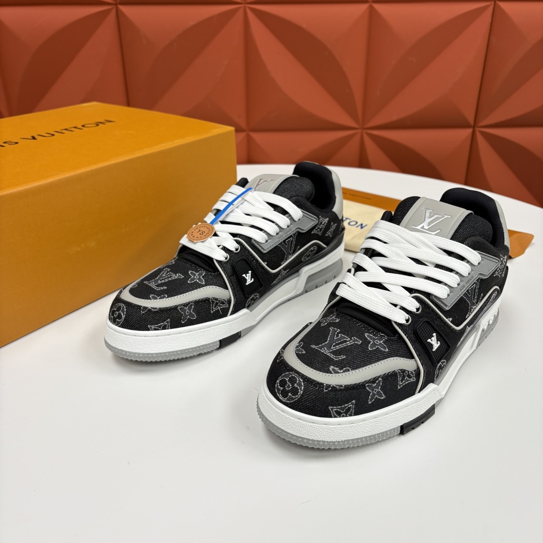 💋💍L家新品 L*V 路易～当季新品上架 TRAINER 系列运动鞋 官方 11,800 牛仔满印运动鞋