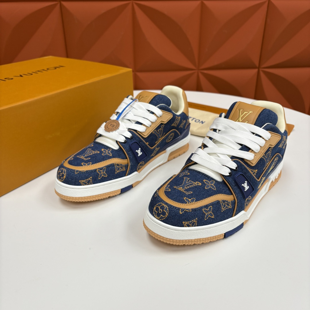💋💍L家新品 L*V 路易～当季新品上架 TRAINER 系列运动鞋 官方 11,800 牛仔满印运动鞋