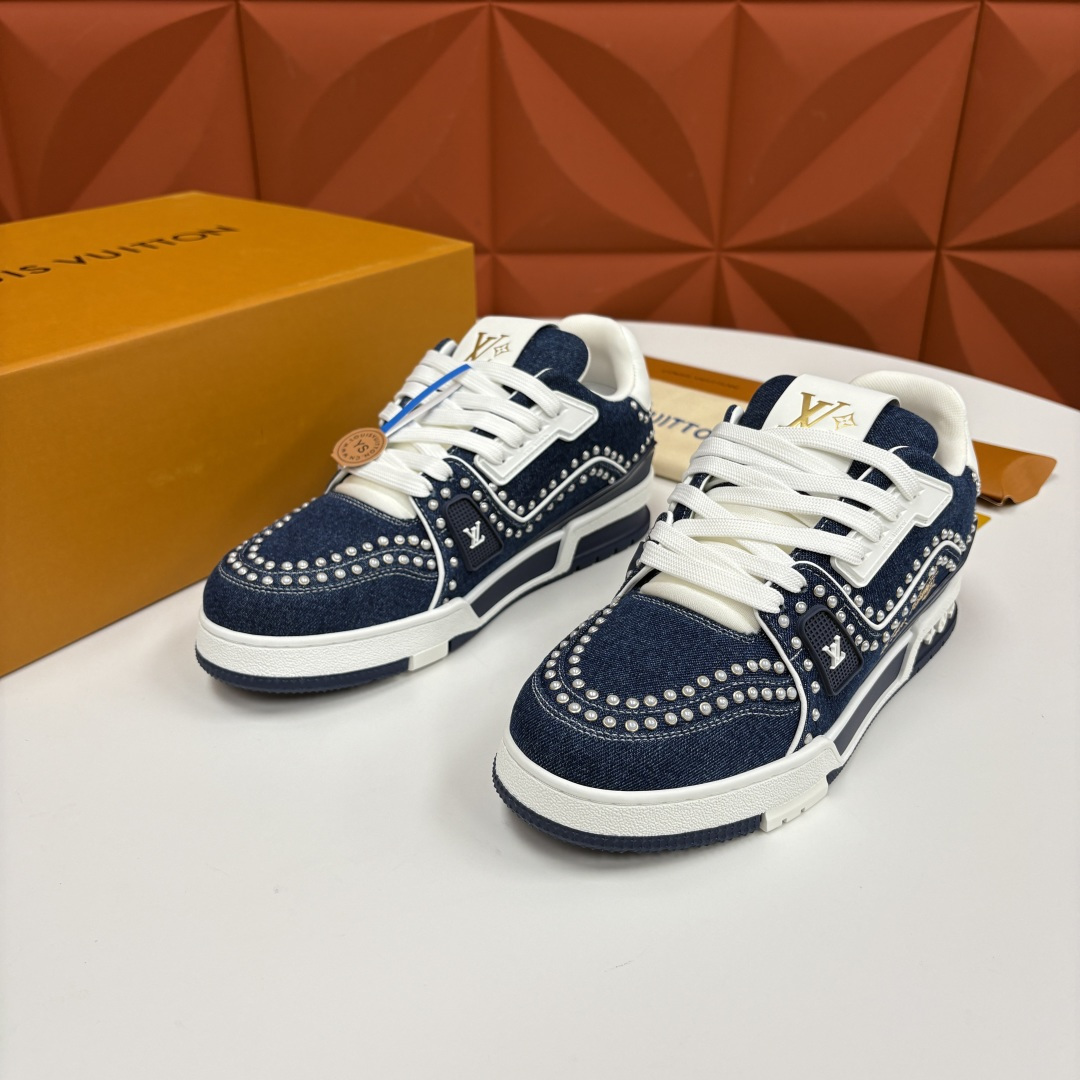 💋💍L家新品 L*V 路易～当季新品上架 TRAINER 系列运动鞋 官方 11,800 牛仔满印运动鞋
