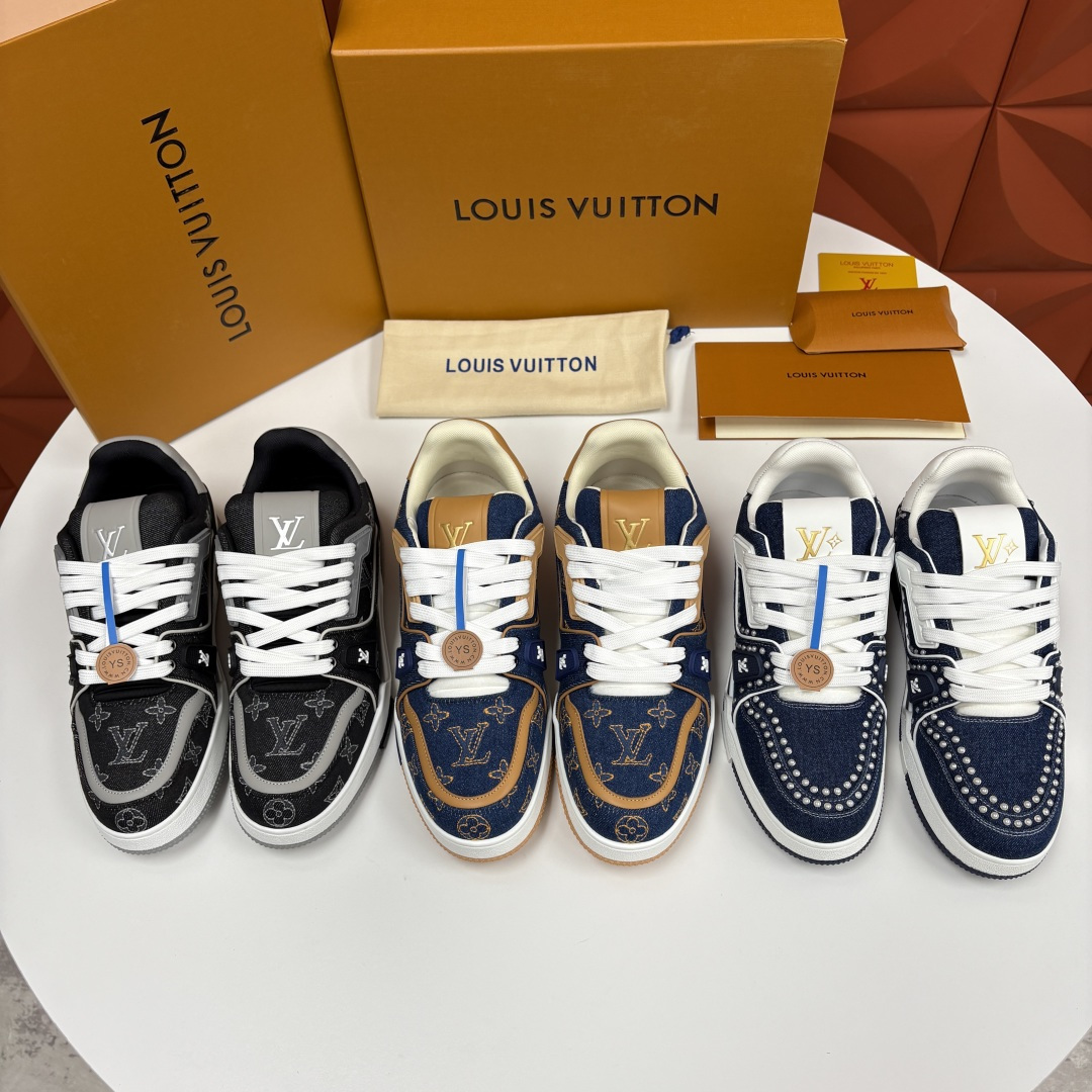 💋💍L家新品 L*V 路易～当季新品上架 TRAINER 系列运动鞋 官方 11,800 牛仔满印运动鞋