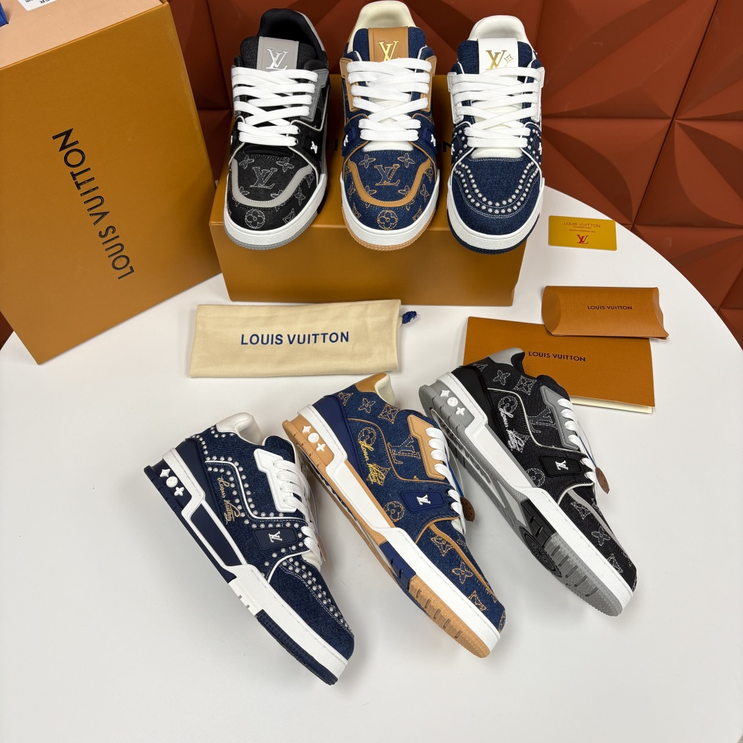 💋💍L家新品 L*V 路易～当季新品上架 TRAINER 系列运动鞋 官方 11,800 牛仔满印运动鞋