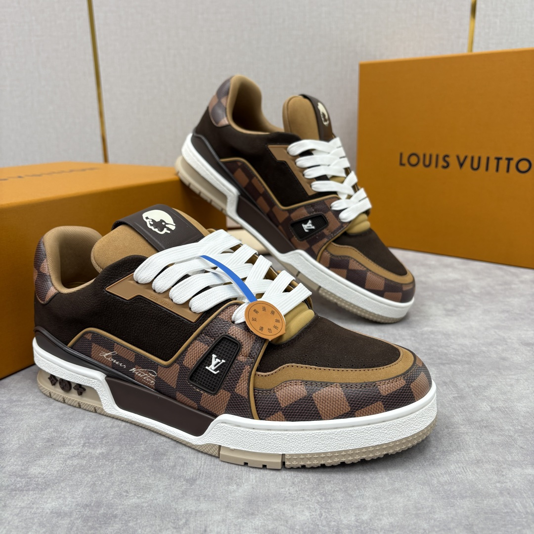 💋💍L家新品 L*V 路易～当季新品上架 TRAINER 系列运动鞋 官方 10,600 奢潮交融的复古