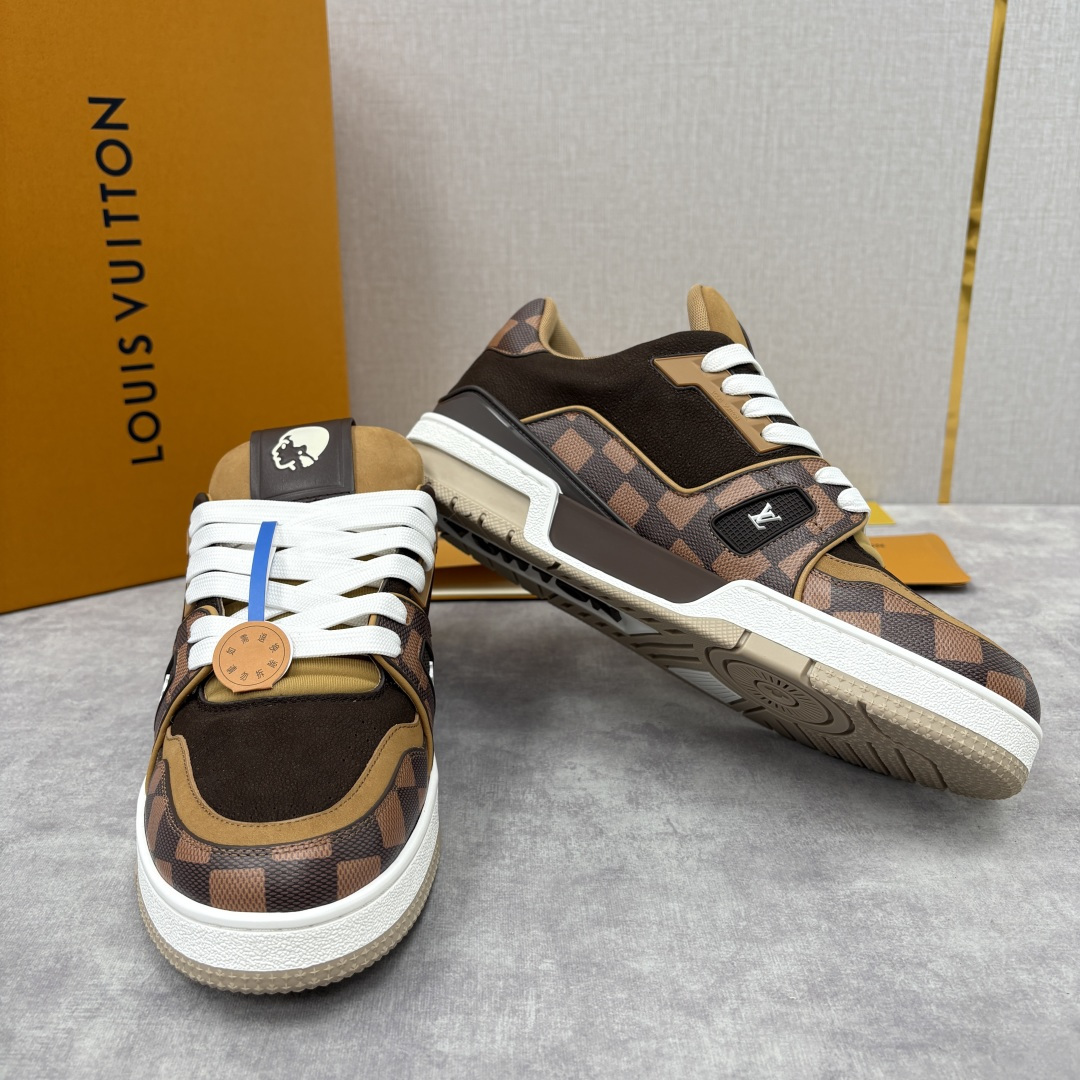 💋💍L家新品 L*V 路易～当季新品上架 TRAINER 系列运动鞋 官方 10,600 奢潮交融的复古