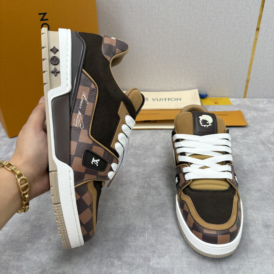 💋💍L家新品 L*V 路易～当季新品上架 TRAINER 系列运动鞋 官方 10,600 奢潮交融的复古