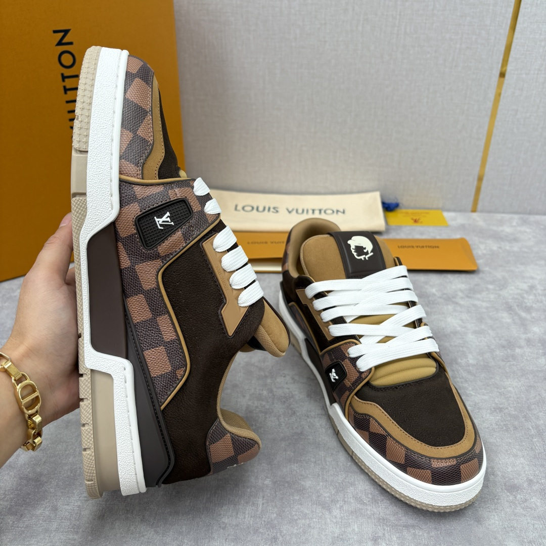 💋💍L家新品 L*V 路易～当季新品上架 TRAINER 系列运动鞋 官方 10,600 奢潮交融的复古