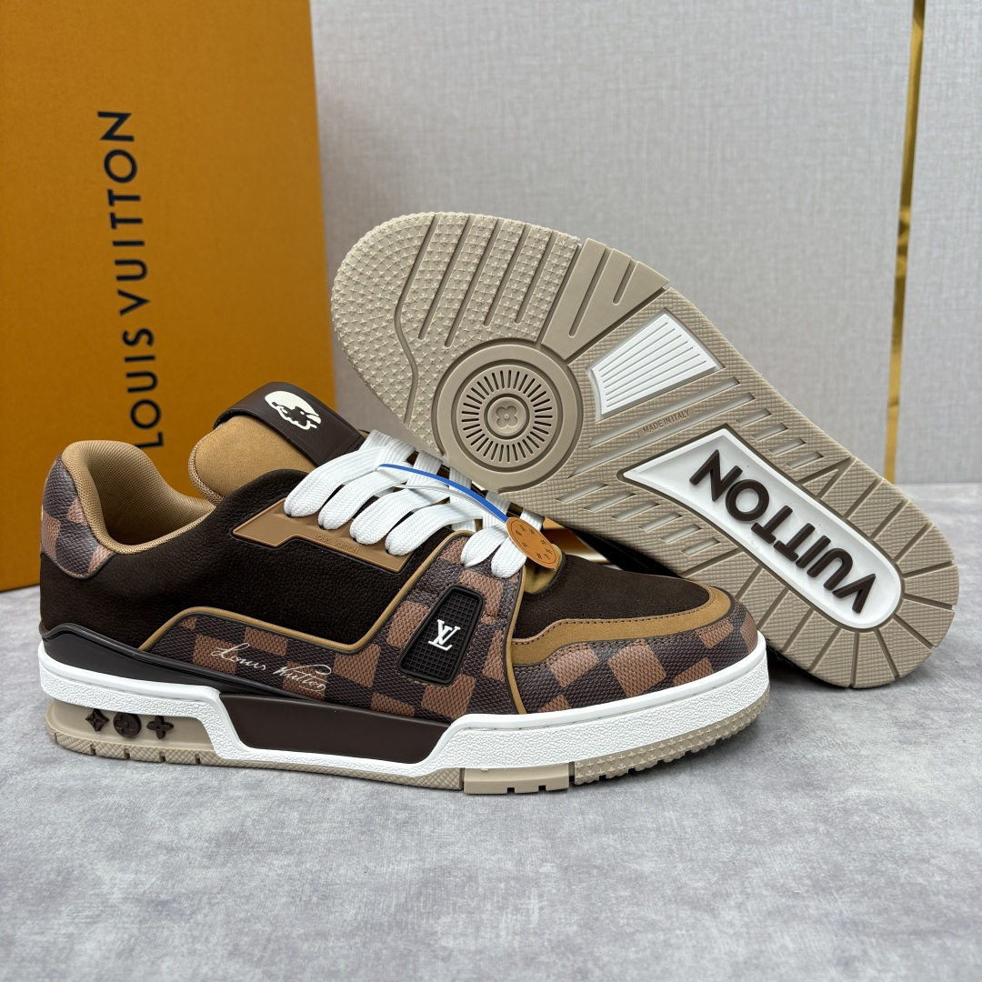 💋💍L家新品 L*V 路易～当季新品上架 TRAINER 系列运动鞋 官方 10,600 奢潮交融的复古