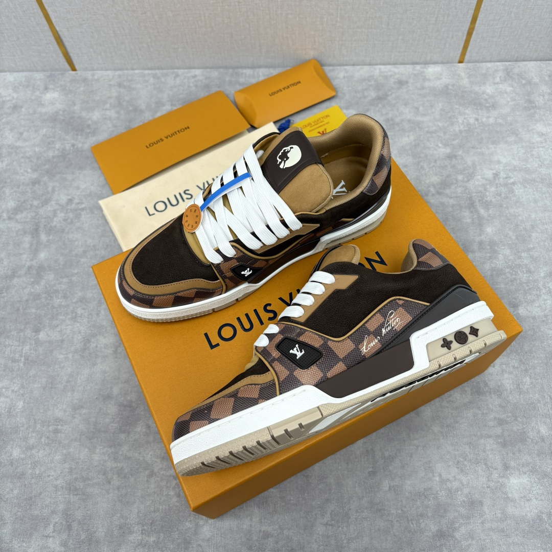 💋💍L家新品 L*V 路易～当季新品上架 TRAINER 系列运动鞋 官方 10,600 奢潮交融的复古