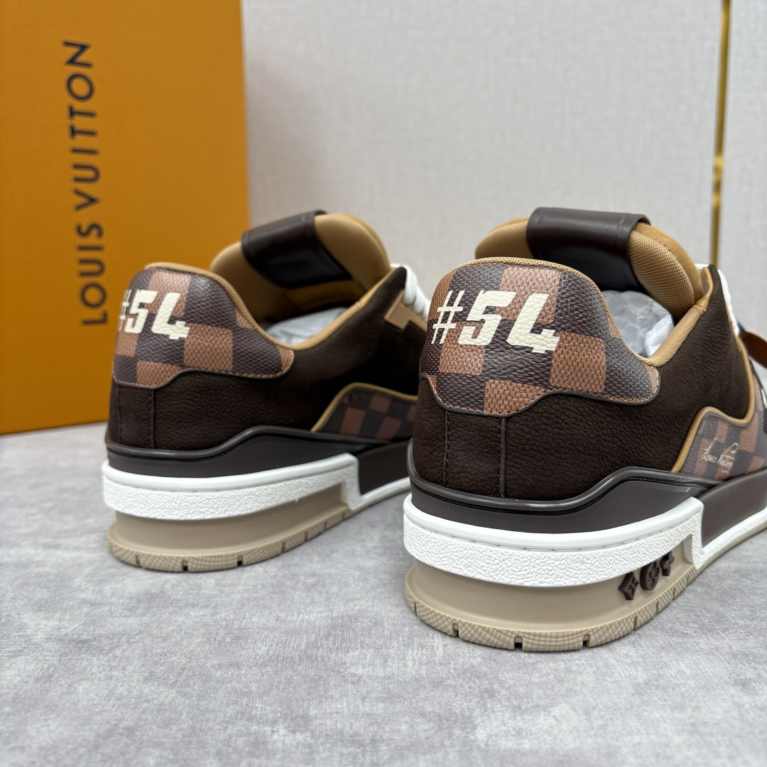 💋💍L家新品 L*V 路易～当季新品上架 TRAINER 系列运动鞋 官方 10,600 奢潮交融的复古
