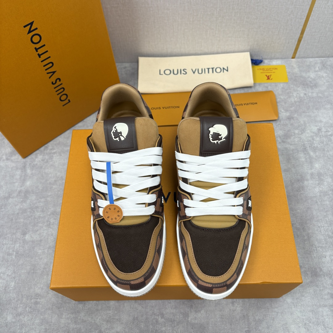 💋💍L家新品 L*V 路易～当季新品上架 TRAINER 系列运动鞋 官方 10,600 奢潮交融的复古