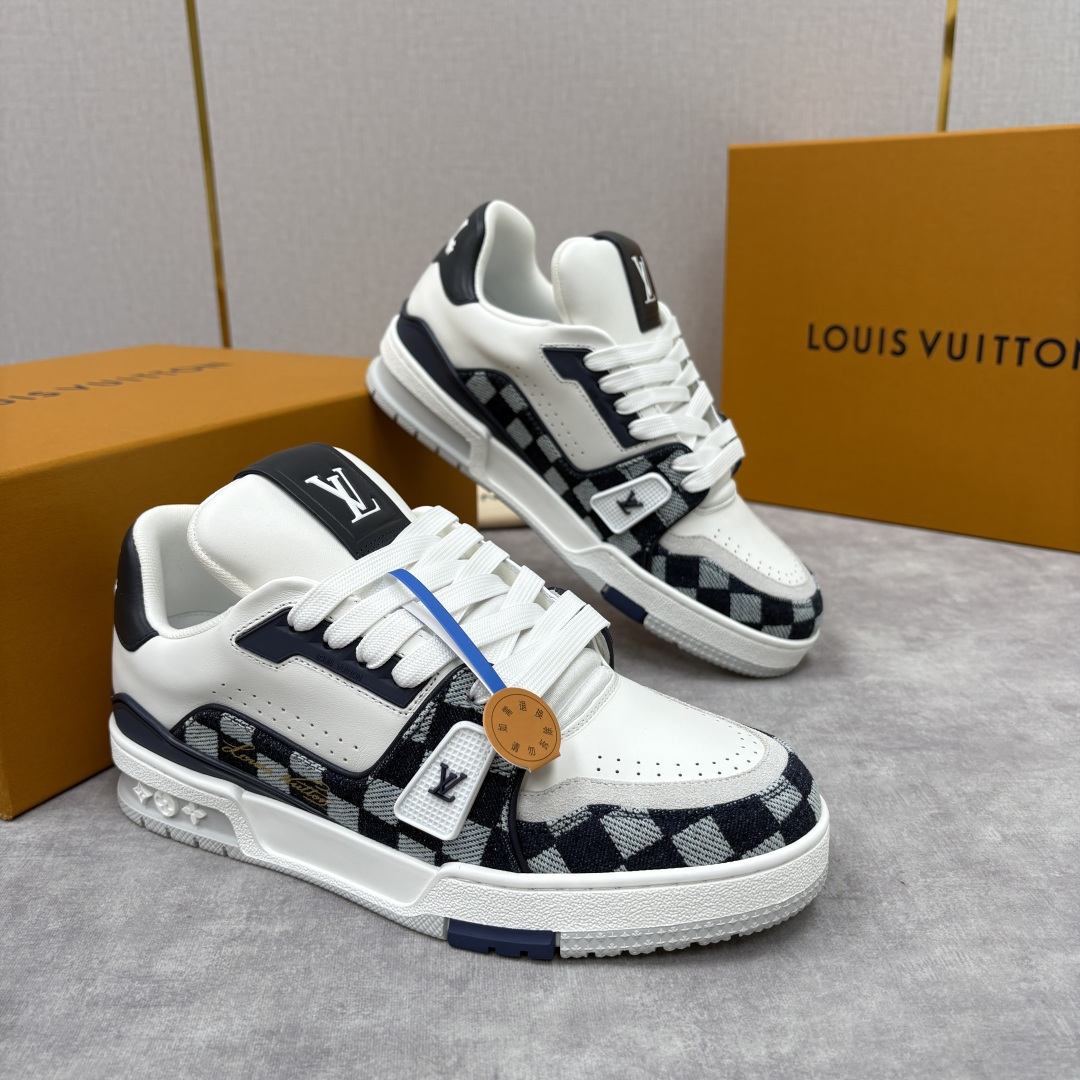 💋💍L家新品 L*V 路易～当季新品上架 TRAINER 系列运动鞋 官方 10,600 经典棋盘格邂逅