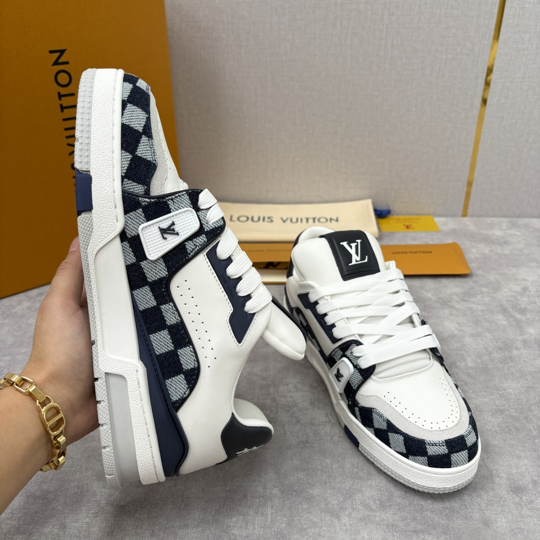💋💍L家新品 L*V 路易～当季新品上架 TRAINER 系列运动鞋 官方 10,600 经典棋盘格邂逅
