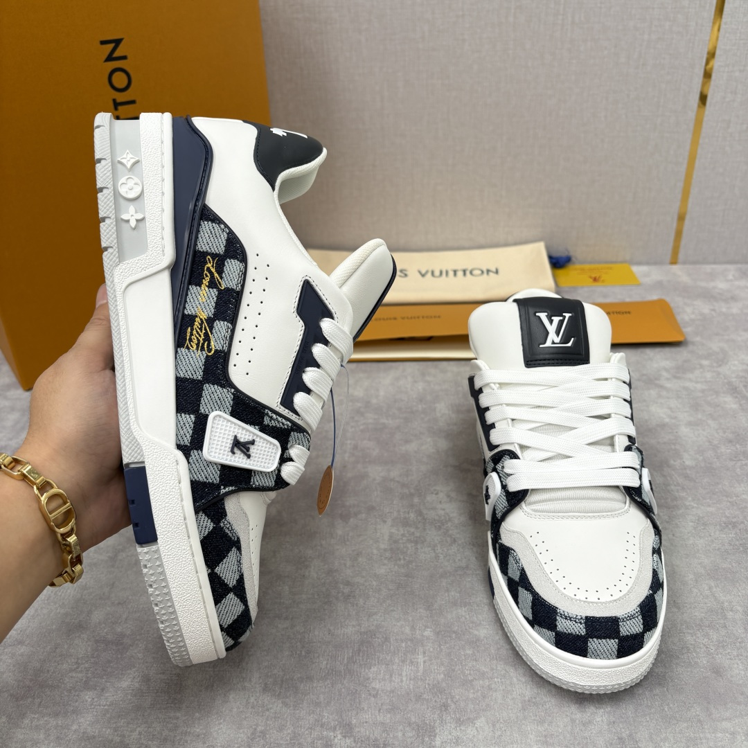 💋💍L家新品 L*V 路易～当季新品上架 TRAINER 系列运动鞋 官方 10,600 经典棋盘格邂逅