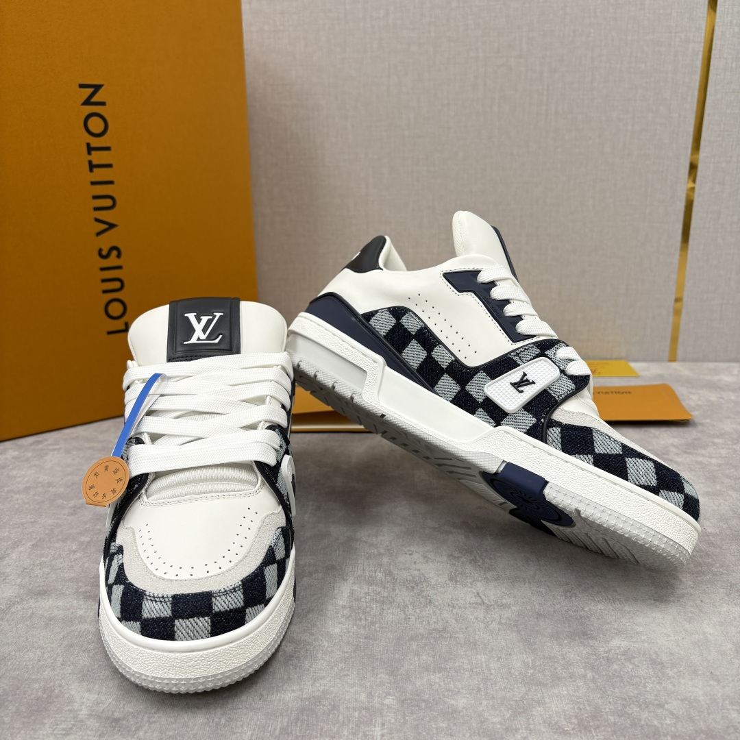 💋💍L家新品 L*V 路易～当季新品上架 TRAINER 系列运动鞋 官方 10,600 经典棋盘格邂逅