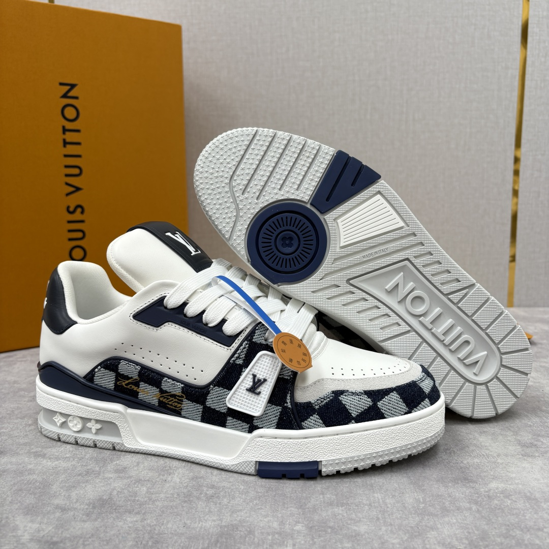 💋💍L家新品 L*V 路易～当季新品上架 TRAINER 系列运动鞋 官方 10,600 经典棋盘格邂逅