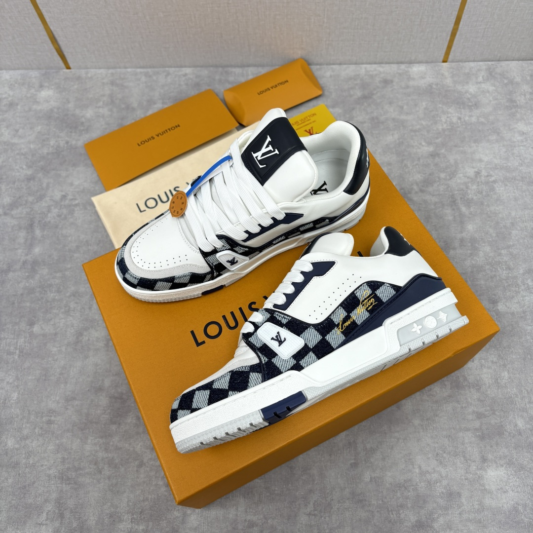 💋💍L家新品 L*V 路易～当季新品上架 TRAINER 系列运动鞋 官方 10,600 经典棋盘格邂逅
