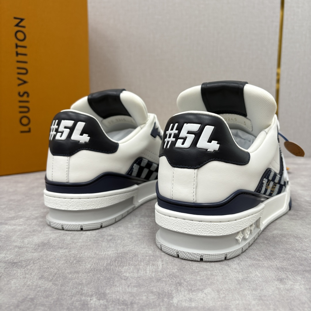 💋💍L家新品 L*V 路易～当季新品上架 TRAINER 系列运动鞋 官方 10,600 经典棋盘格邂逅