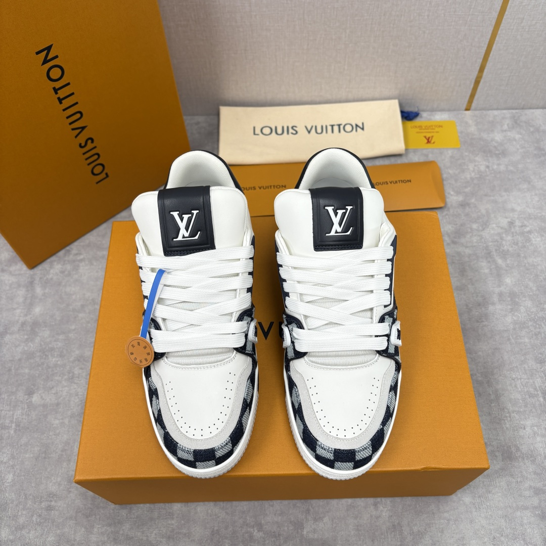 💋💍L家新品 L*V 路易～当季新品上架 TRAINER 系列运动鞋 官方 10,600 经典棋盘格邂逅