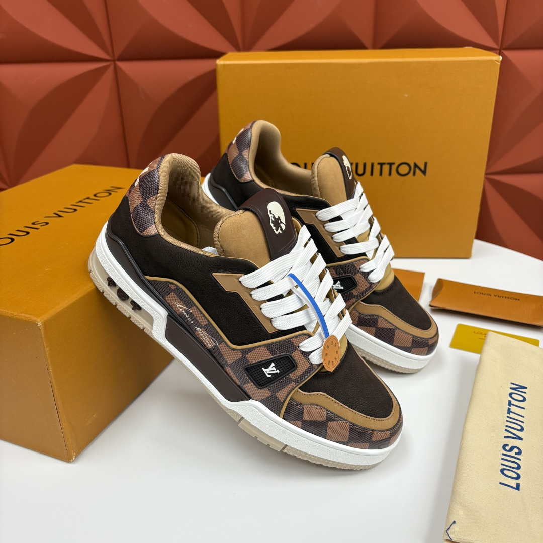 💋💍L家新品 L*V 路易～当季新品上架 TRAINER 系列运动鞋 官方 10,600 奢潮交融的复古