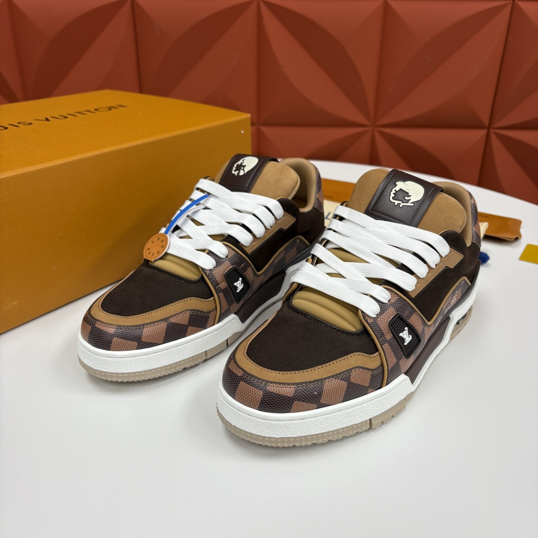 💋💍L家新品 L*V 路易～当季新品上架 TRAINER 系列运动鞋 官方 10,600 奢潮交融的复古